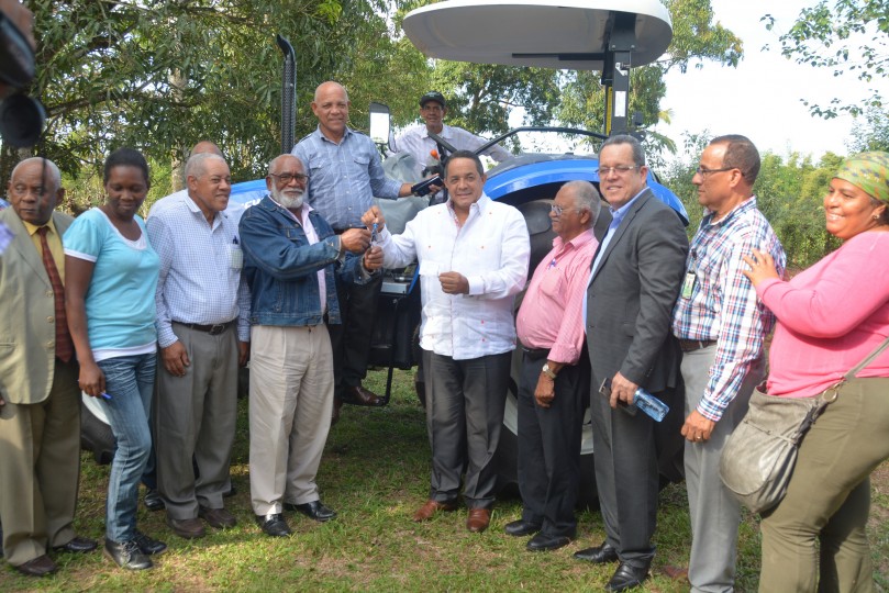 IAD entrega tractor Guanuma