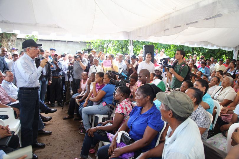 Gente de Hato Mayor recibe apoyo de Danilo para titulación y aumentar producción cacao y chinola