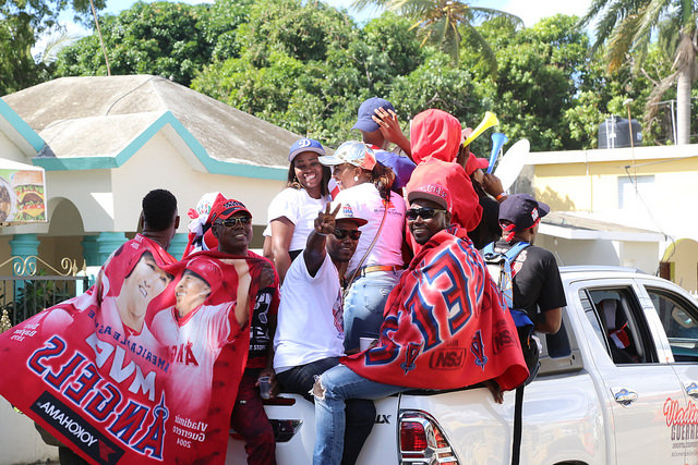 Con alegría, pueblo de Don Gregorio sale a las calles en espera de su ídolo Vladimir Guerrero