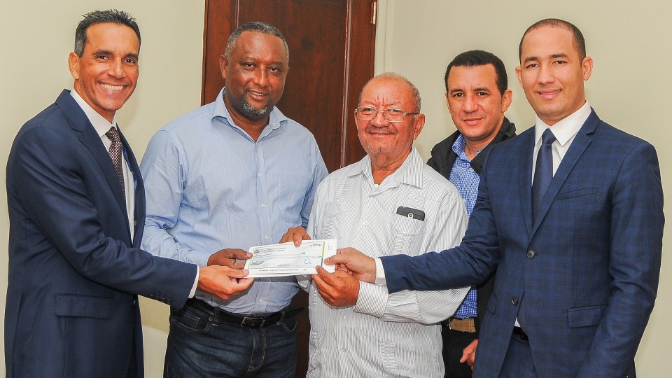 Entrega de cheques en Guananico, Puerto Plata