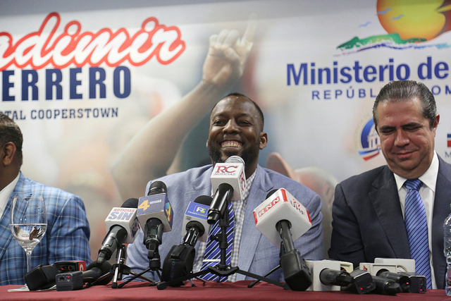 A ritmo de merengue, República Dominicana recibe a Vladimir Guerrero con alegría y admiración