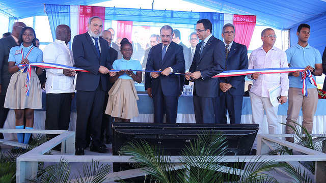 Inauguración de escuelas
