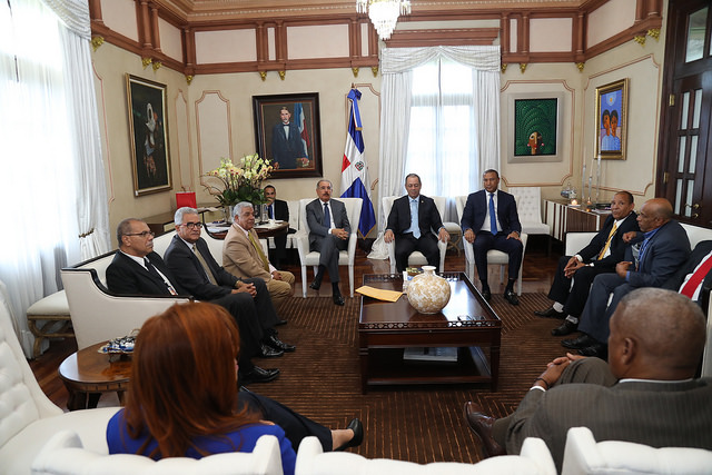 Presidente Danilo Medina recibe visita cortesía delegación El Seibo y Hato Mayor, interesadas en sede Juegos Nacionales   