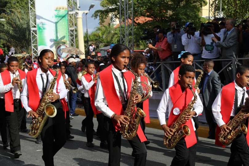 DM acompaña al pueblo azuano. Encabeza desfile en conmemoración 175