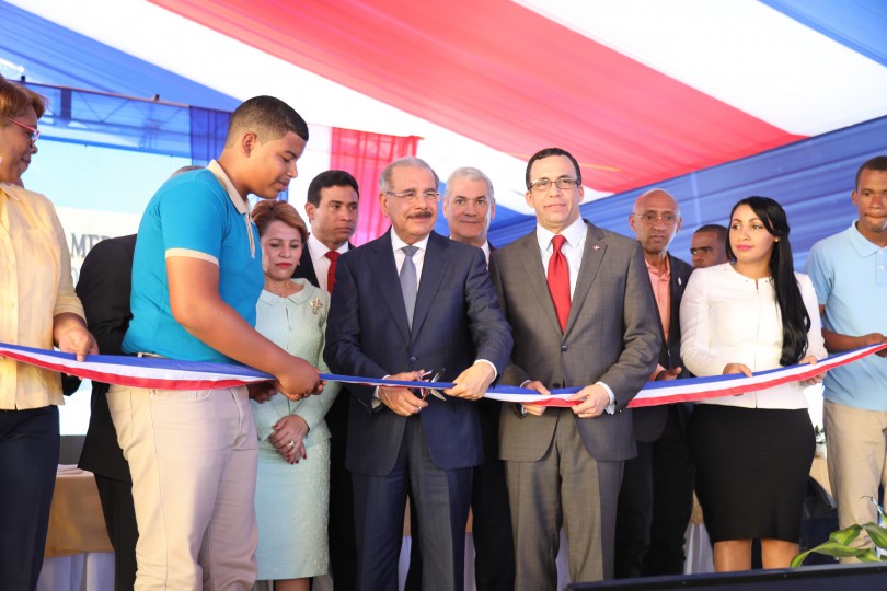  Danilo entrega liceo y escuela en Las Matas de Farfán, San Juan