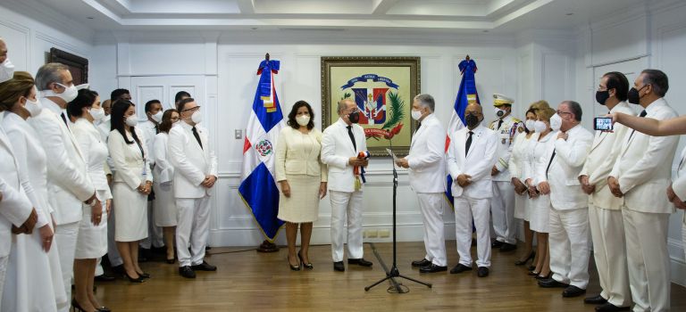 Danilo Medina entrega banda presidencial a Eduardo Estrella