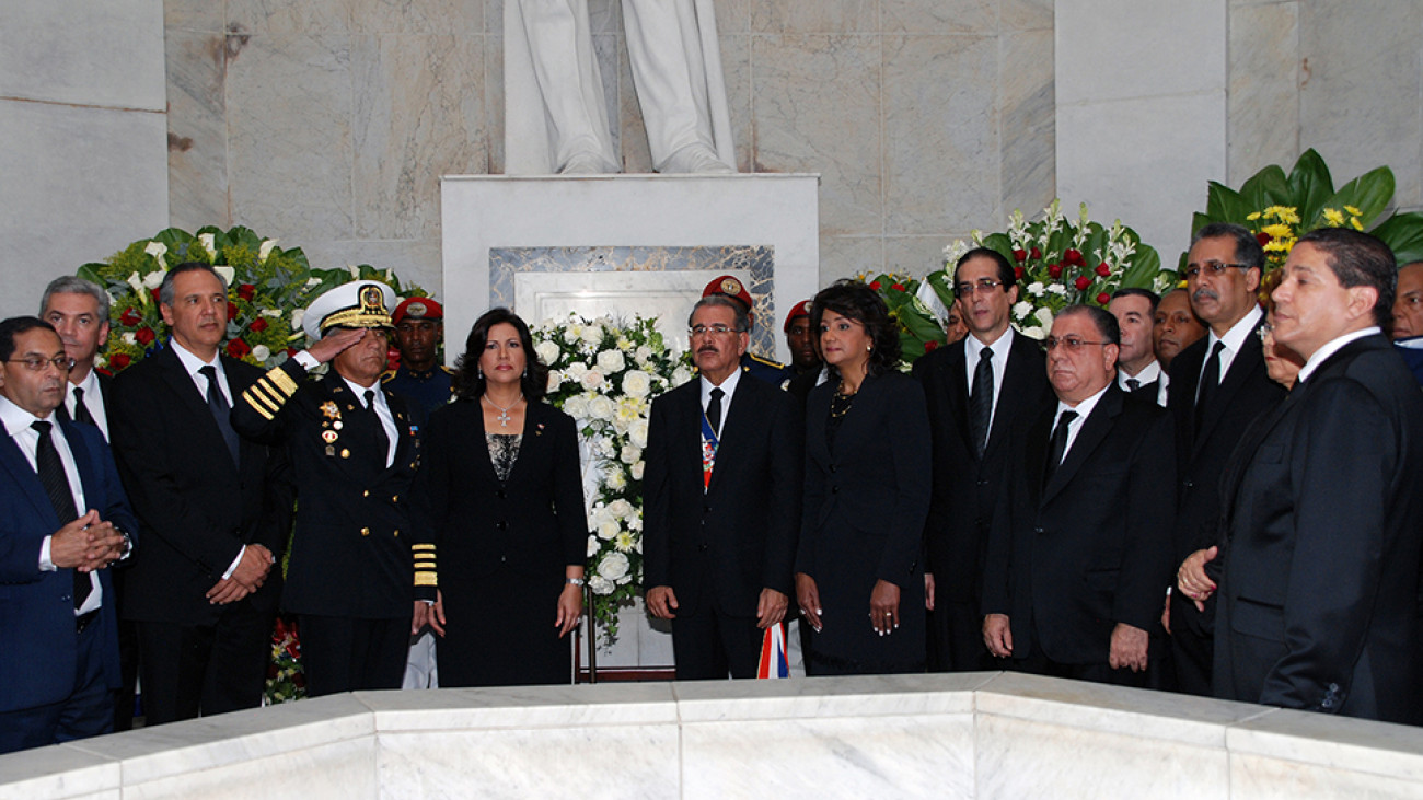 Presidente Danilo Medina junto a la primera dama Cándida Montilla de Medina y la vicepresidenta Margarita Cedeño de Fernández, deposita ofrenda floral en el Altar de la Patria