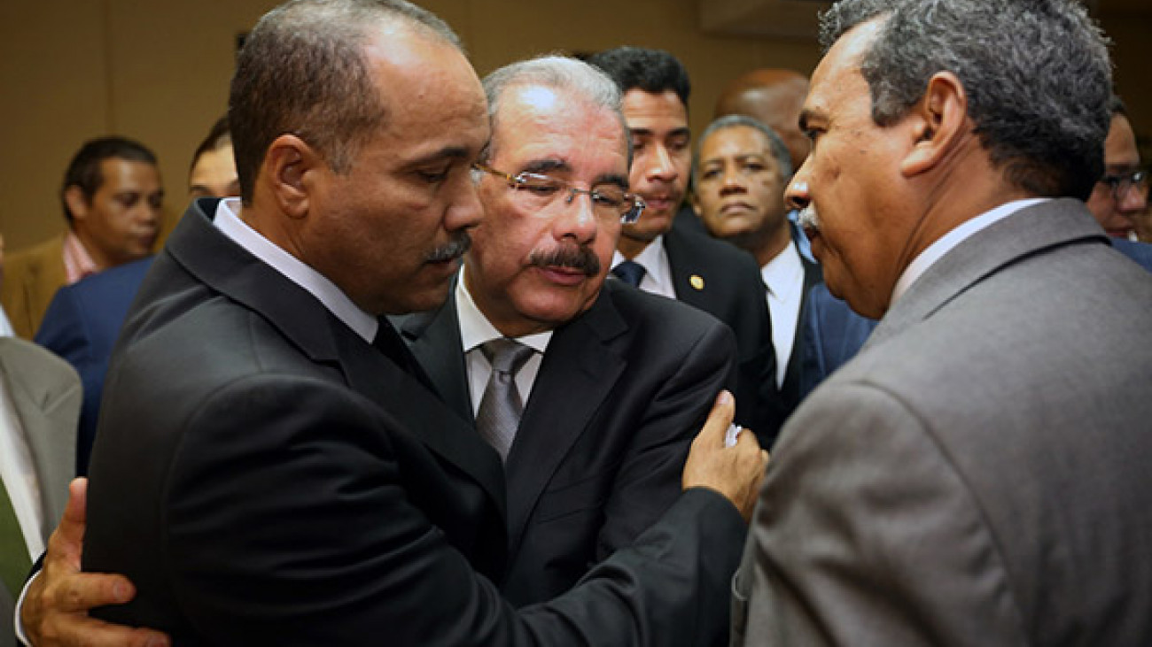 Danilo Medina ofreciendo sus condolencias a familia de Rosalina Ynoa