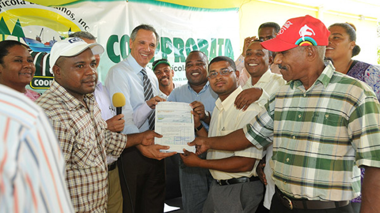 Ministro Administrativo de la Presidencia, José Ramón Peralta entrega cheque a productores