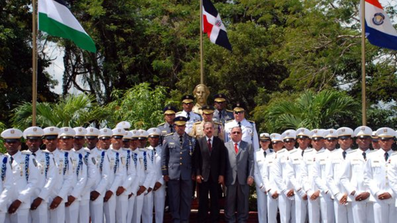 Danilo Medina junto a policías