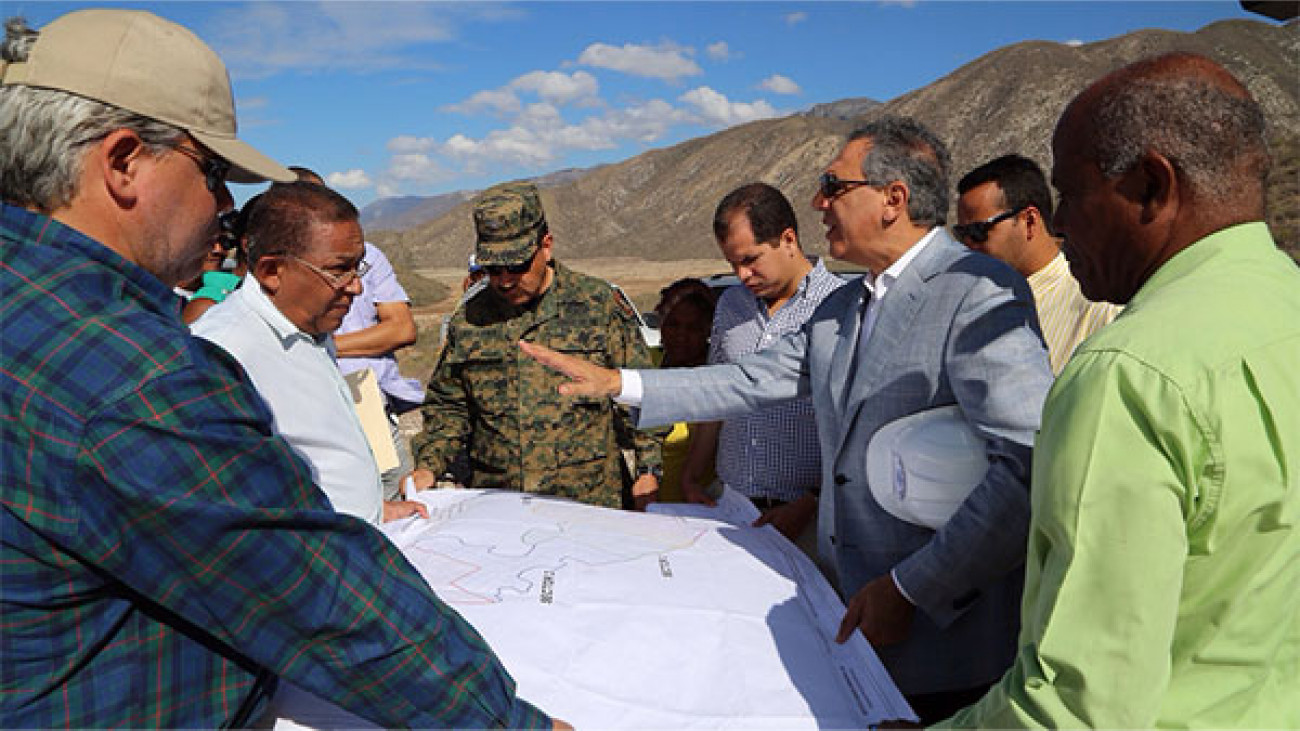 Ministro Administrativo de la Presidencia, José Ramón Peralta y personal a cargo de la obra