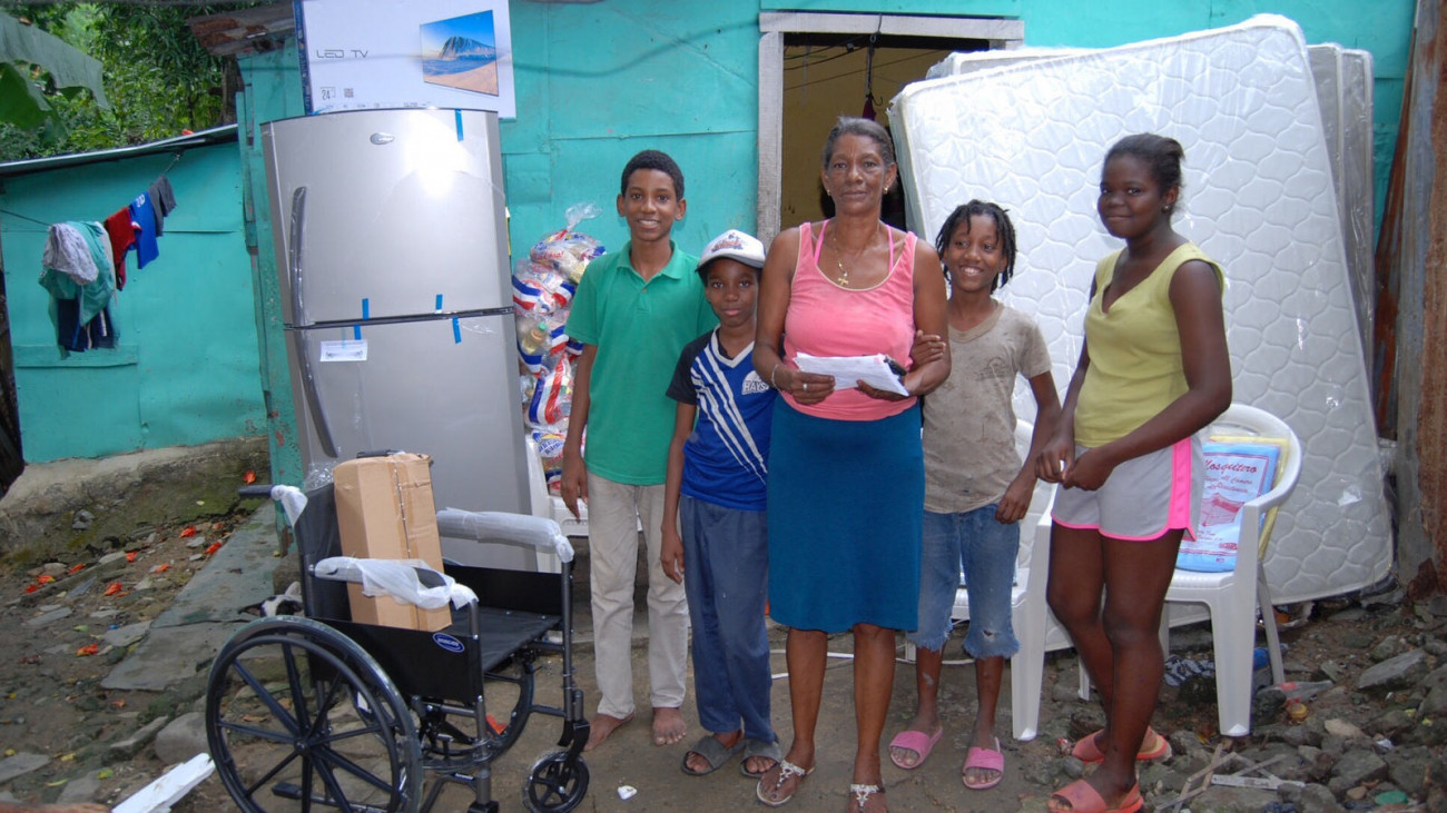 Directora del Plan Social, Iris Guaba y la familia Benítez Correa