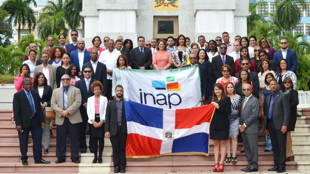 Celenia Vidal, directora general del INAP y empleados 