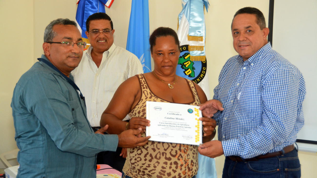 Producción de miel mejorará la vida de la gente de Monte Bonito, Azua. Fruto de Visita Sorpresa