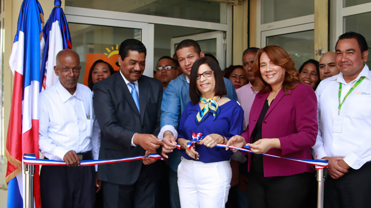 Maira Jimenez,directora general y personal Banca Solidaria durante corte de cinta nueva sucursal de BS en Santa Cruz, Guaricano, en Villa Mella, 