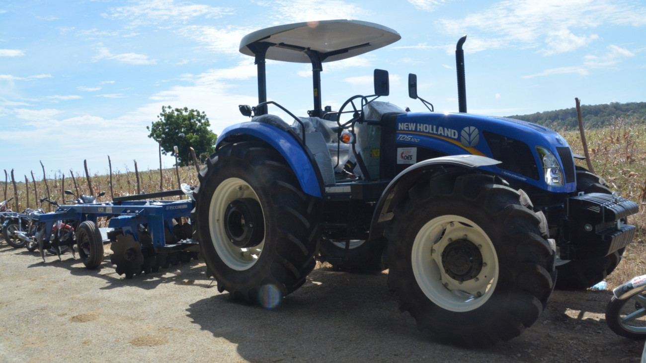 Tractor donado por el IAD