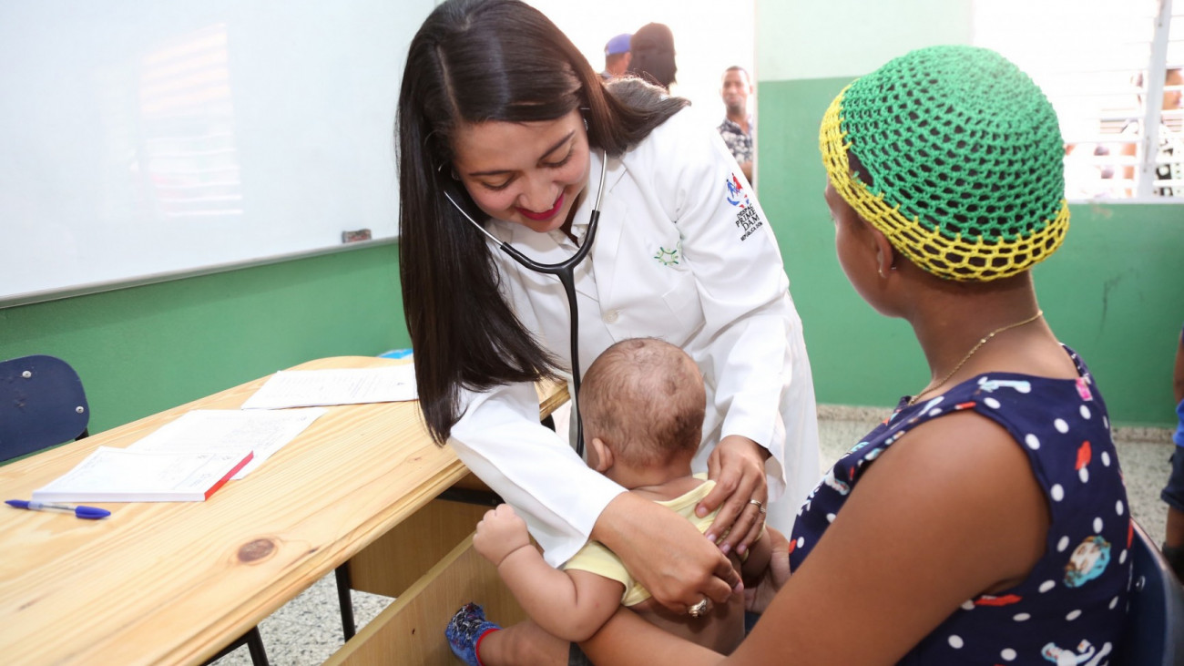 Doctora atiende niña