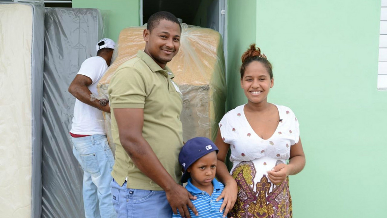 En cumplimiento a compromiso Visita Sorpresa: Gobierno culmina entrega 94 viviendas e inicia construcción destacamento policial, en Azua     PERALTA, Azua. - Familias de la comunidad Carrizal de este municipio recibieron hoy las últimas 14 viviendas de la primera fase del proyecto habitacional Villa Esperanza, con las cuales se completan las 94 casas prometidas por el presidente Danilo Medina en la Visita Sorpresa número 17.   El complejo de viviendas fue construido para familias pobres por la fundación Orp