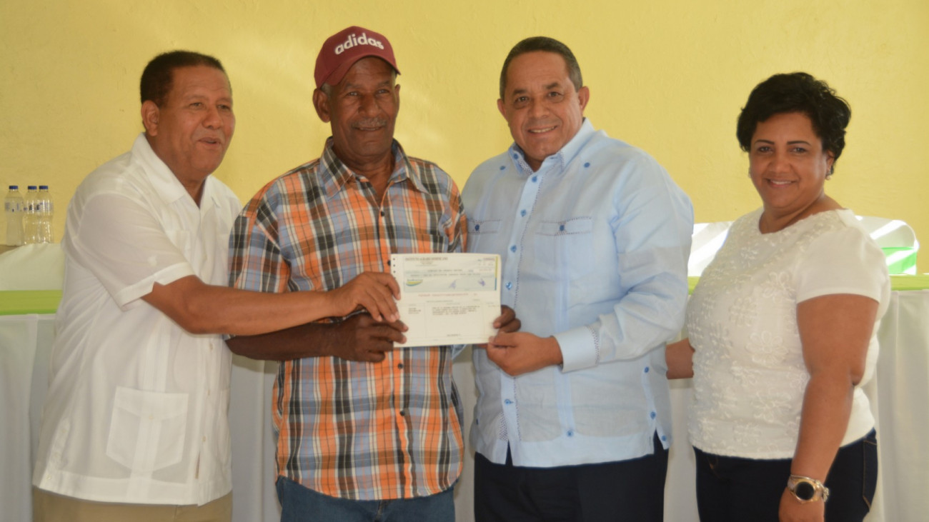 Director del IAD junto a productores cañeros 