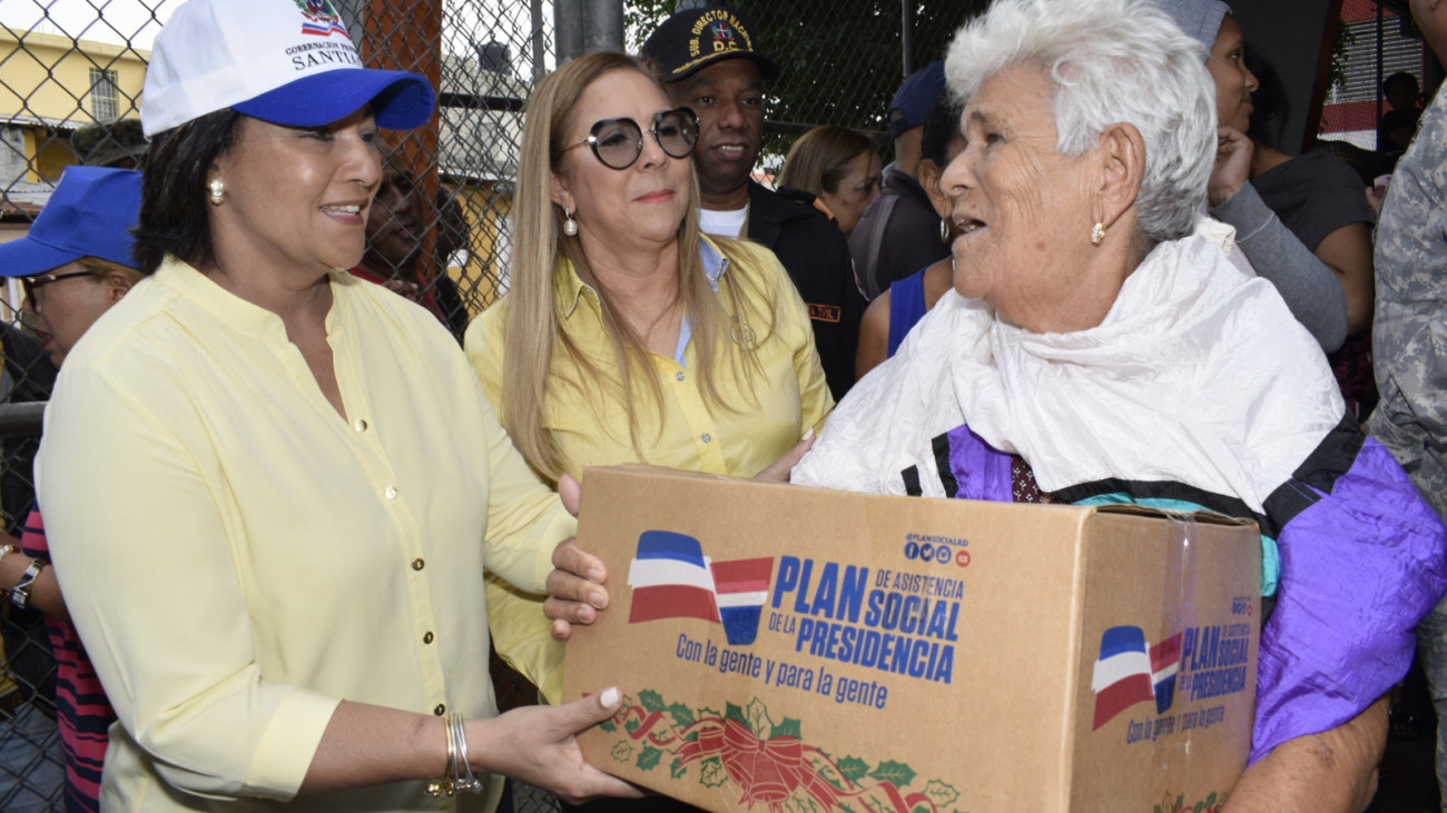 Entrega cajas navideñas por Plan Social en el Cibao