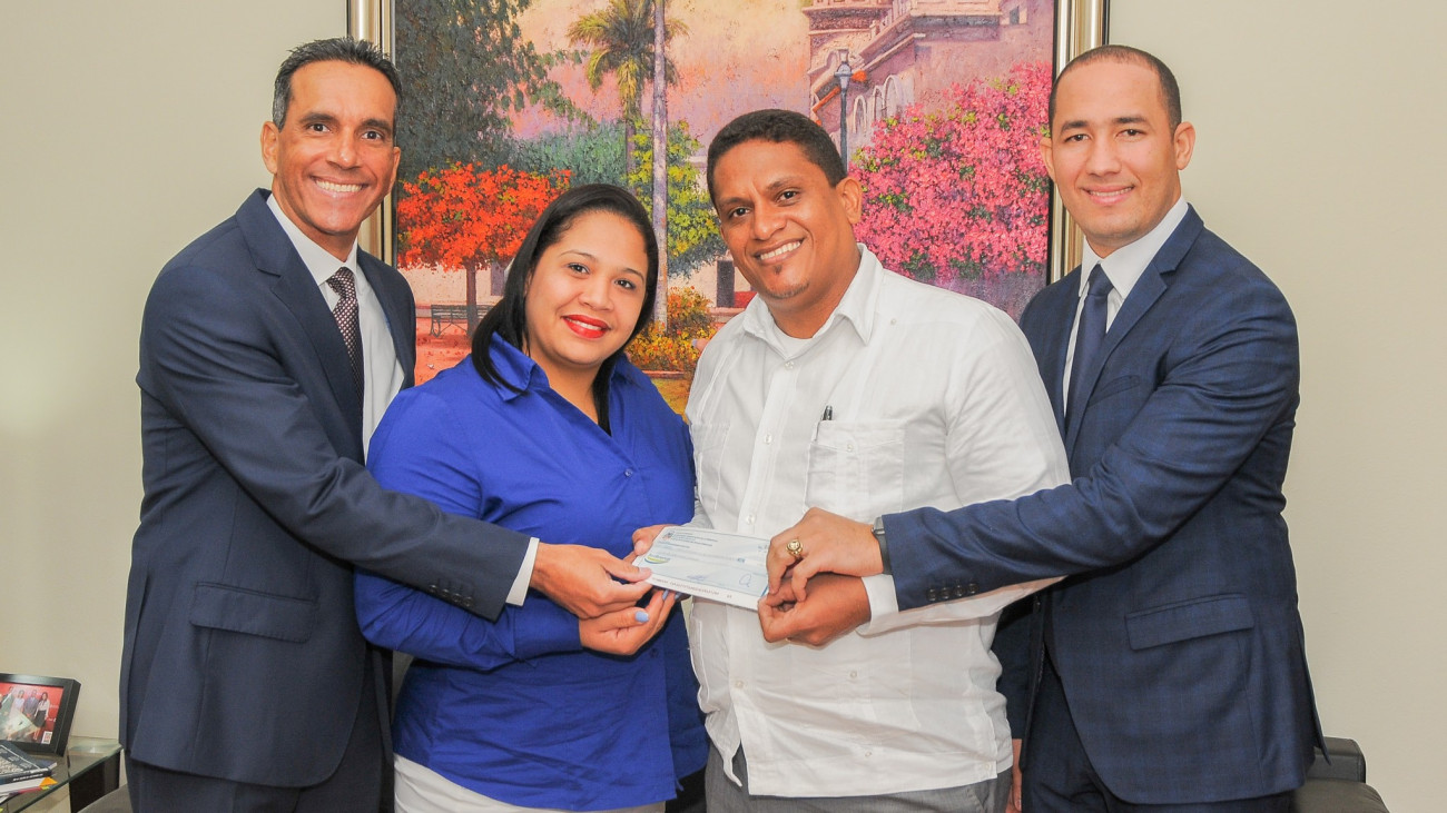 Entrega de cheques en Guananico, Puerto Plata