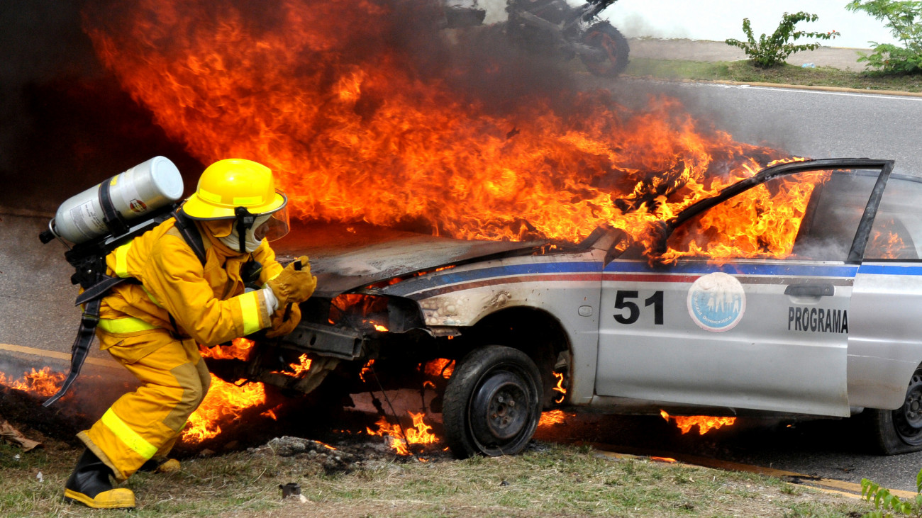 Danilo agradece “generosa y valiente entrega” de bomberos. Gobierno trabaja para proporcionarles una vida digna y mejorar equipamiento