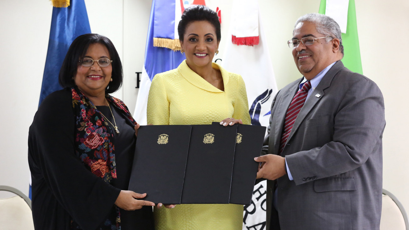 Directora del SeNasa, primera dama de la República y director del SNS durante firma de acuerdos