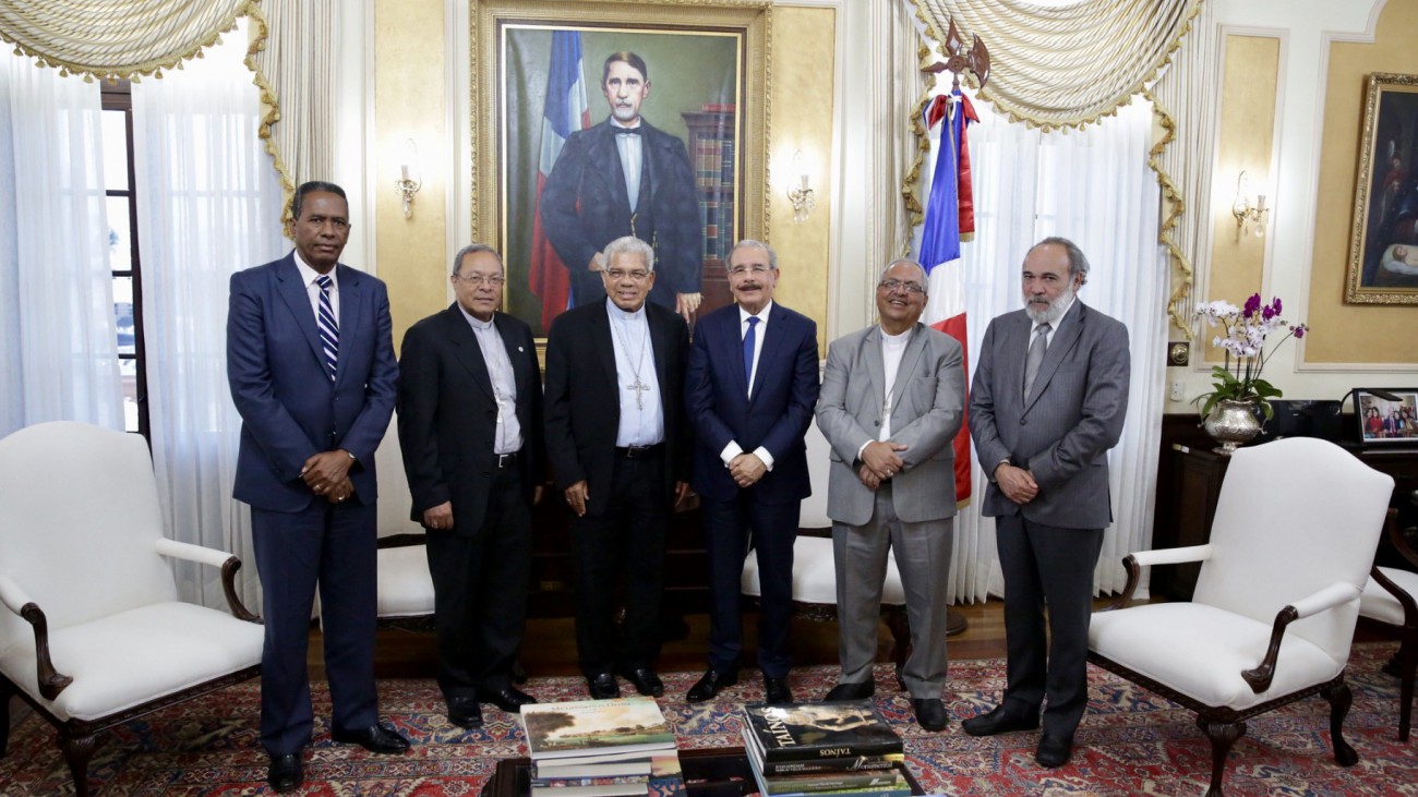 Presidente Danilo Medina sostiene encuentro de trabajo con monseñor Francisco Ozoria, para dar seguimiento a proyectos comunitarios