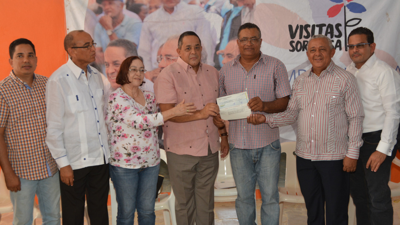 Emilio Toribio Olivo, director del Instituto Agrario Dominicano (IAD) junto a agropecuarios de Montecristi