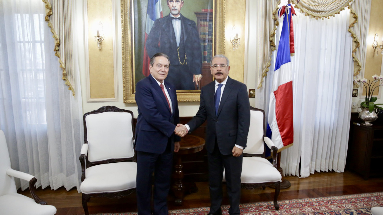 Danilo Medina y Lauretino Cortizo durante audiencia privada en el Palacio Nacional