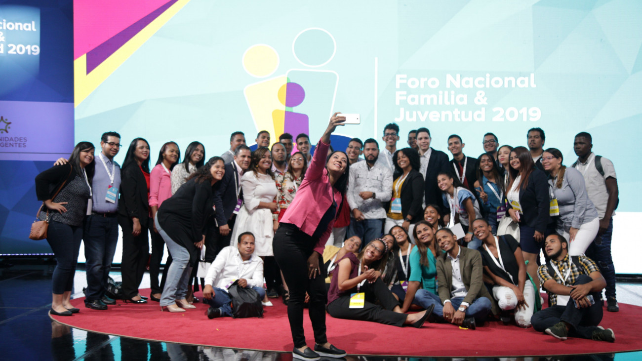 Jóvenes participantes en el foro