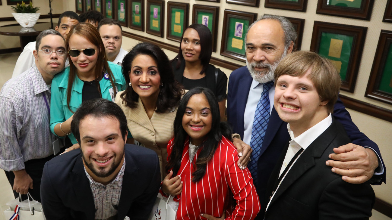 Candida Montilla junto a jóvenes con síndrome de Down y discapacidad visual que laboran en OISOE