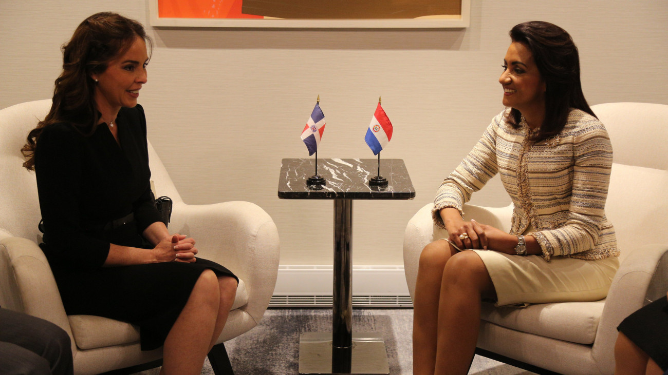 Primeras damas de República Dominicana, Cándida Montilla de Medina y de Paraguay, Silvana López-Moreira de Abdo