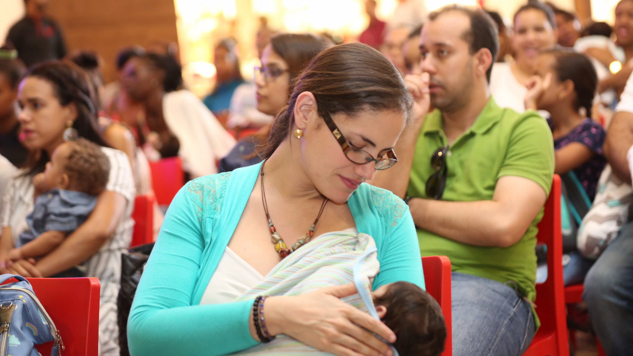 Madre amamanta niño durante jornada "Lactancia Sincronizada"