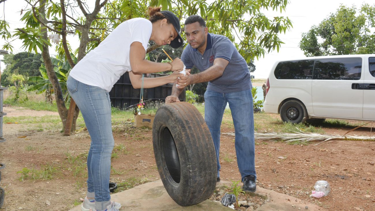 Empleados del Ministerio de la Presidencia y del 911 en labores prevención dengue