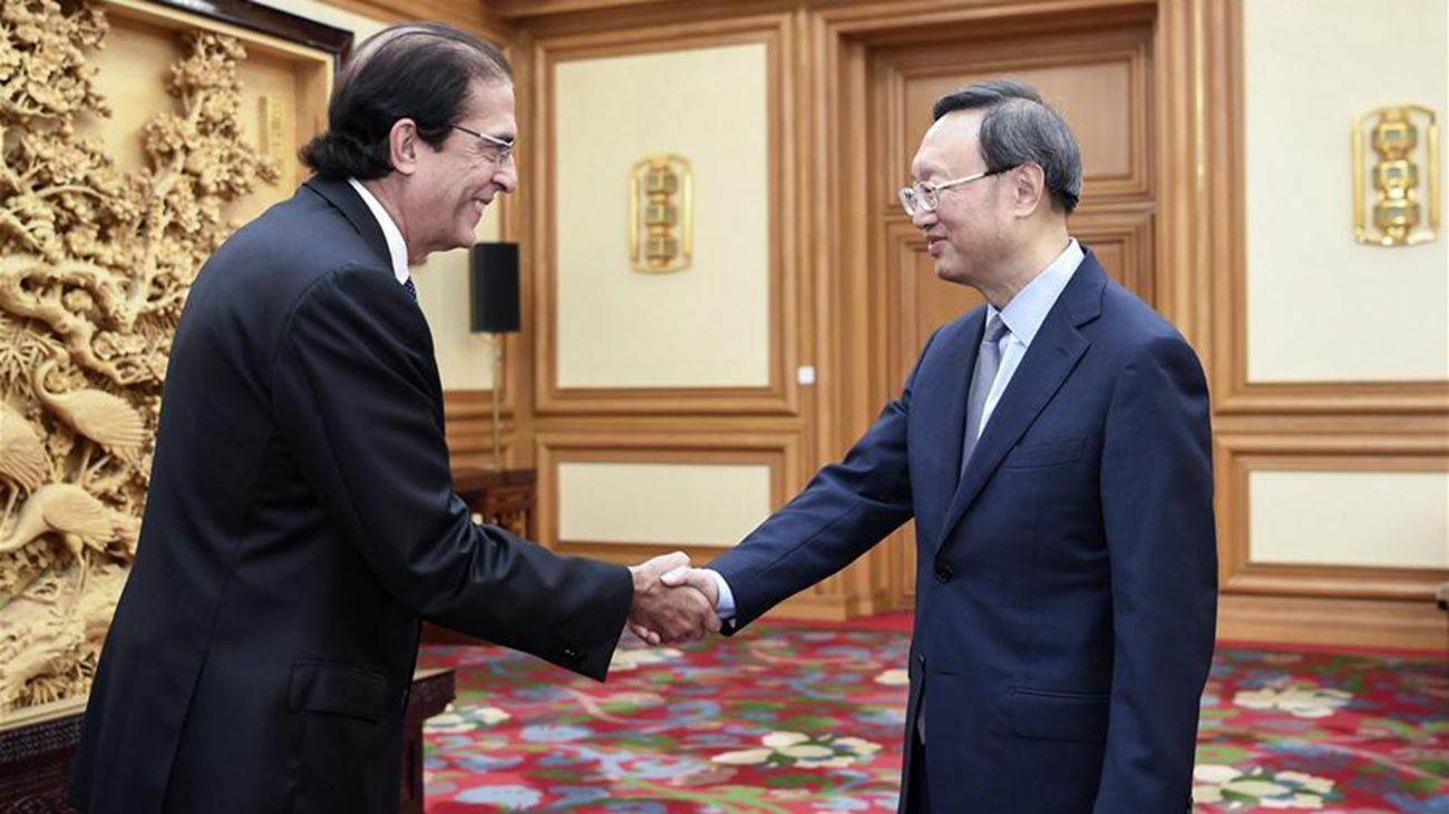 Gustavo Montalvo junto a consejero de Estado República Popular China, Yang Jiechi