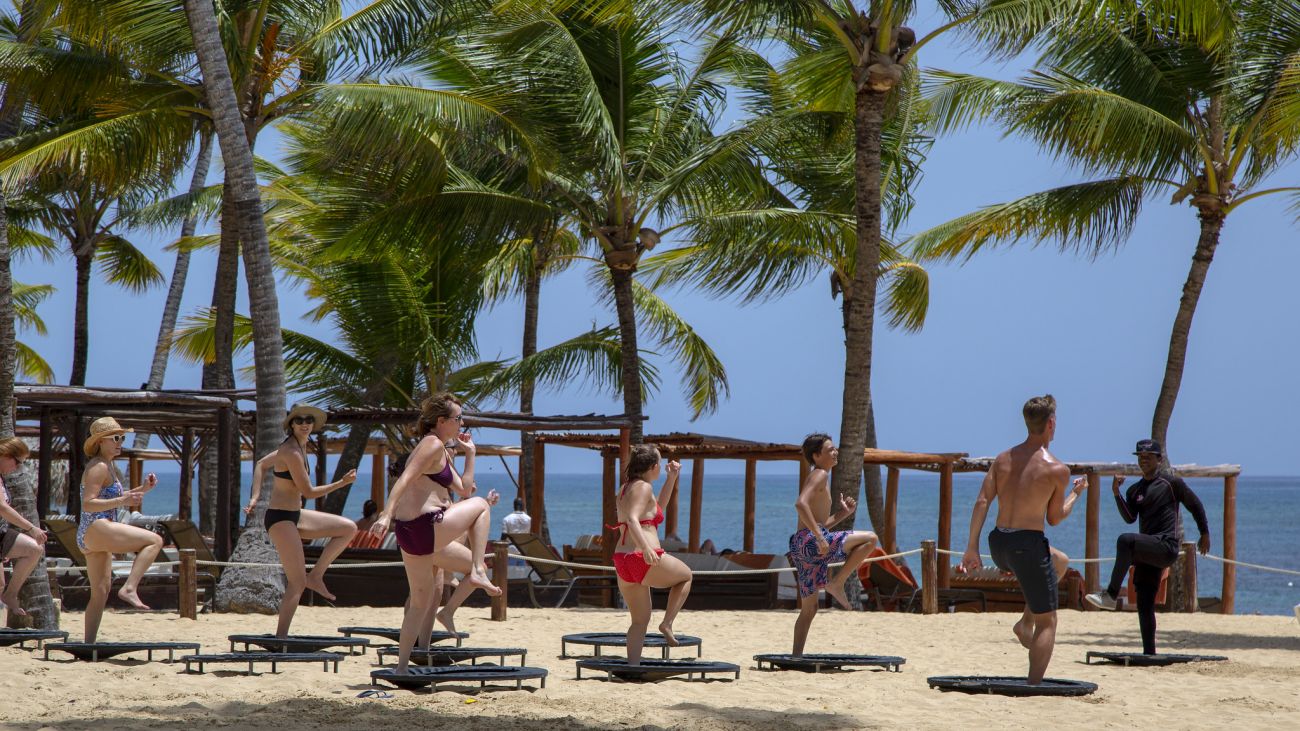 Turistas disfrutando del paisaje dominicano