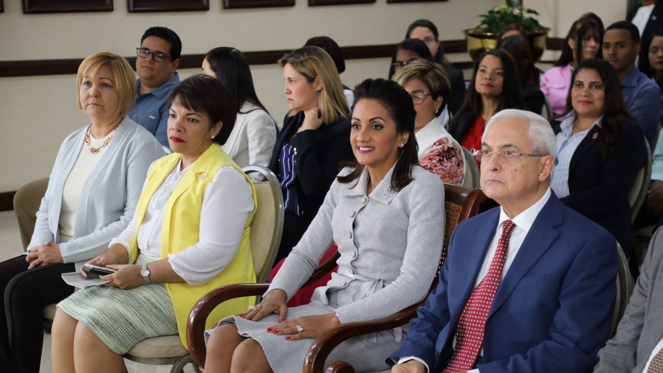Primera Dama Cándida Montilla de Medina durante la misa