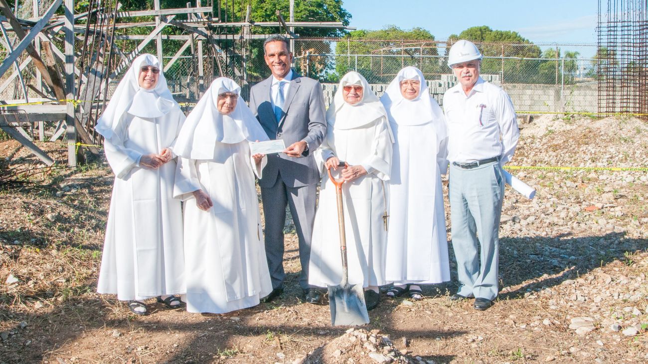 Hermanitas de Ancianos Desamparados Hogar “San Francisco de Asís” recibieron hoy la primera partida de los recursos prometidos por el Gobierno para dar inicio a la construcción y ampliación de su iglesia.
