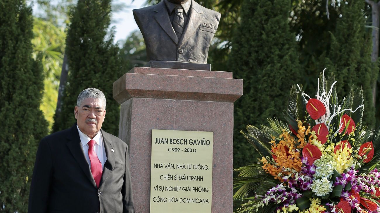 Miguel Mejía en el monumento Juan Bosch 