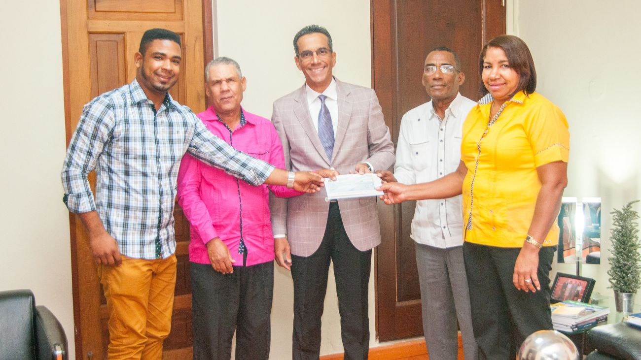 Juan Pumarol hace entrega de cheque 