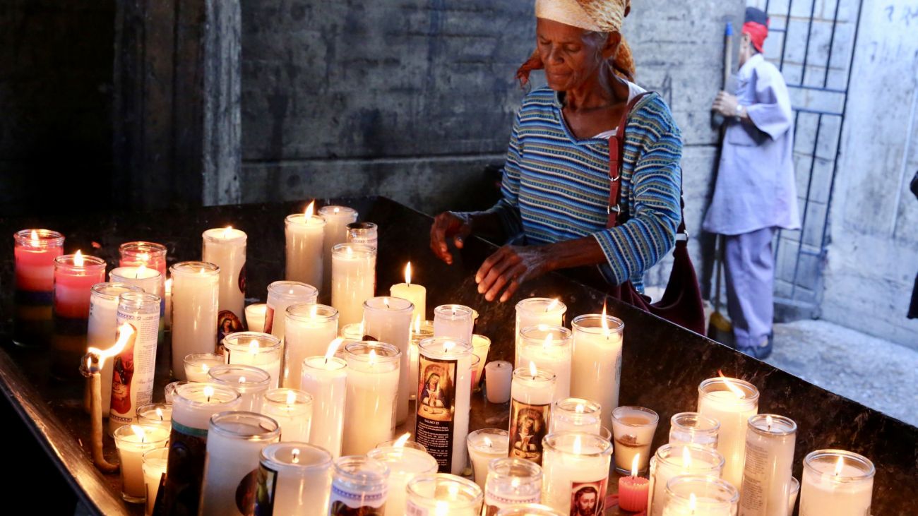 Feligres rindiendo culto a Nuestra Señora de la Altagracia en Higüey.