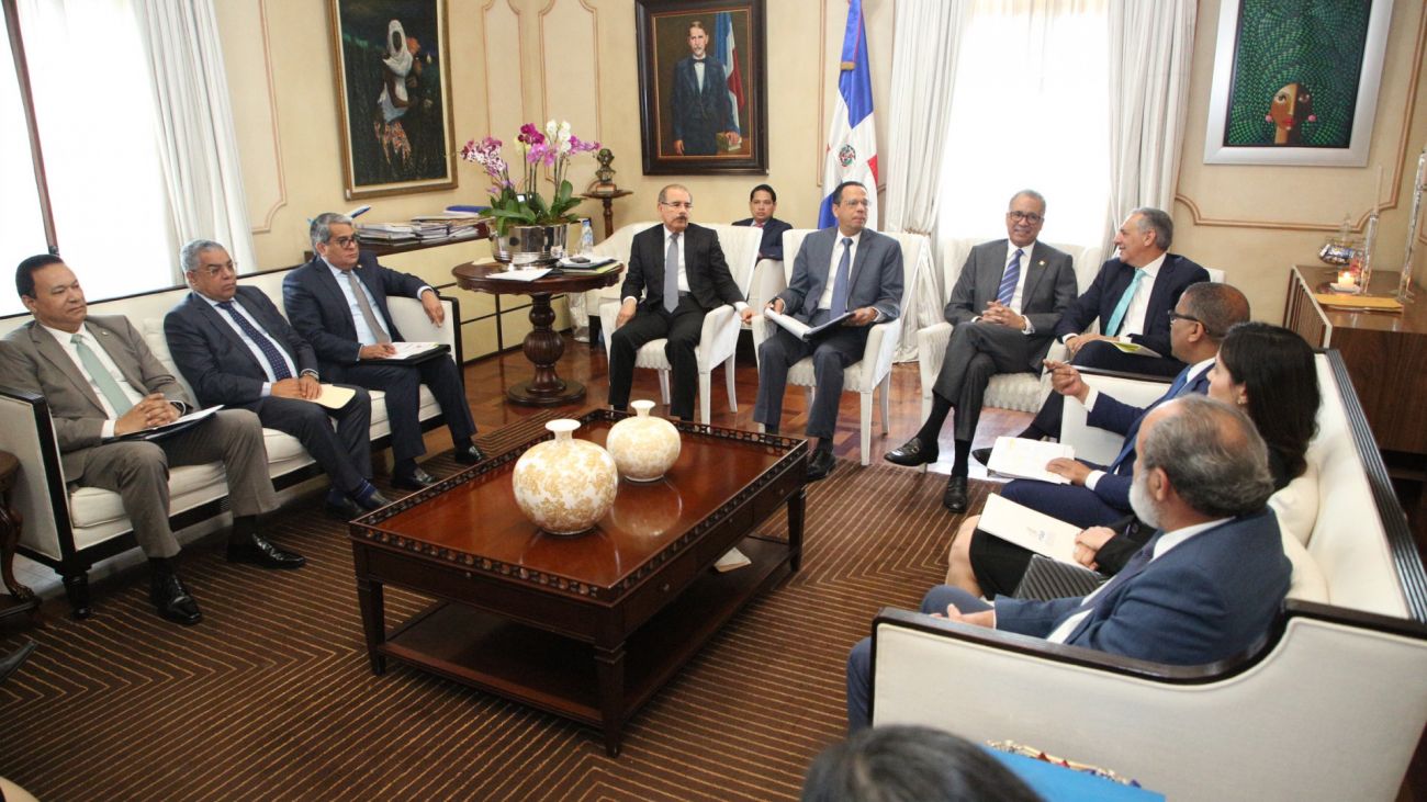 Danilo Medina recibe informe sobre construcción de escuelas