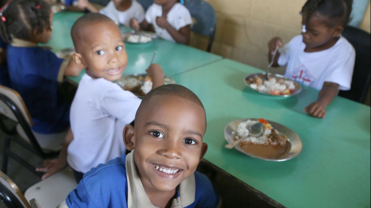 Niños de Jornada Escolar Extendida durante almuerzo.