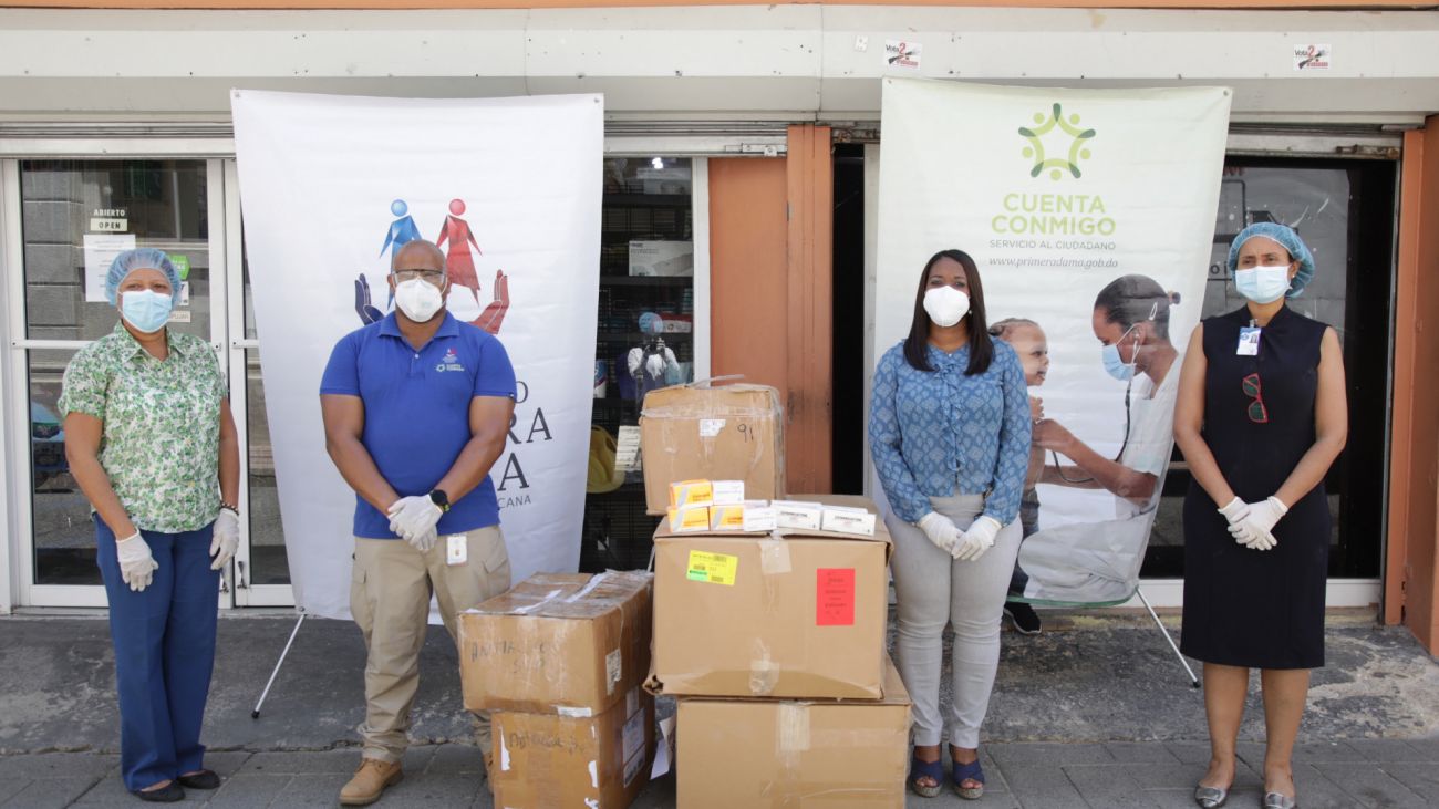 Representantes de los hospitales reciben donación
