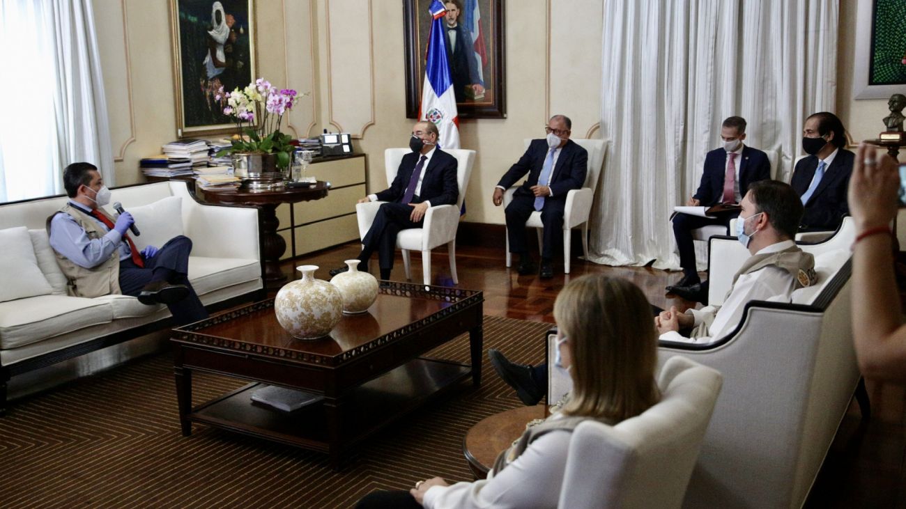 Presidente Danilo Medina junto a la misión observadores electorales OEA