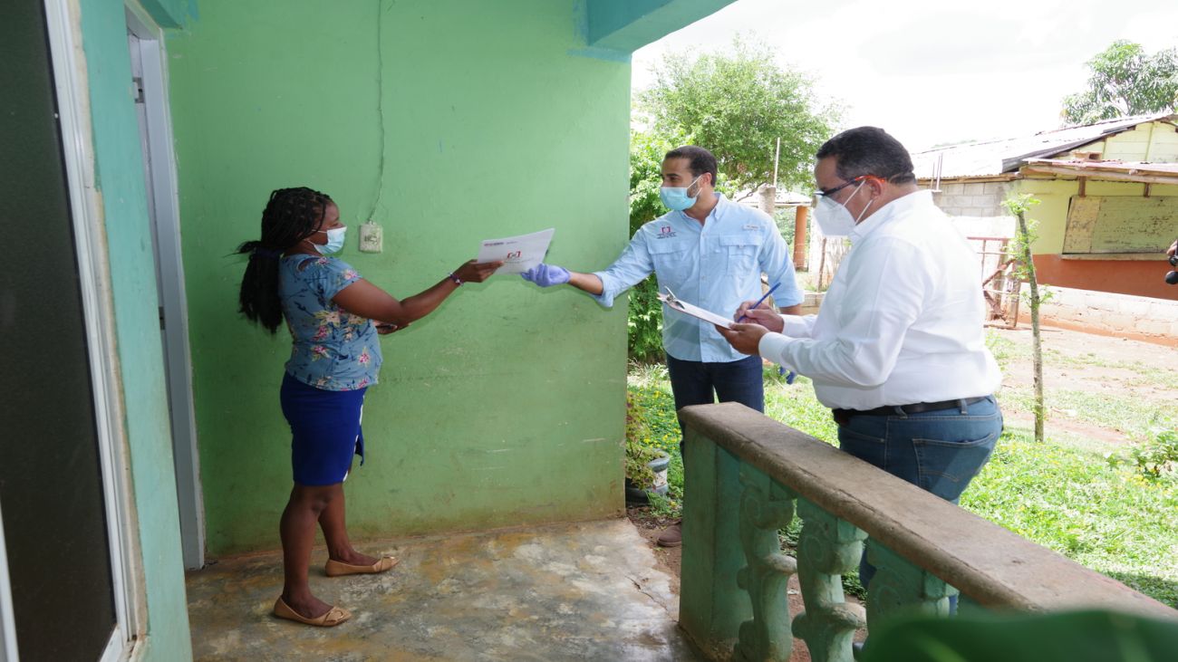 Director de la CPTTE, José Dantés Díaz, entrega título a beneficiaria