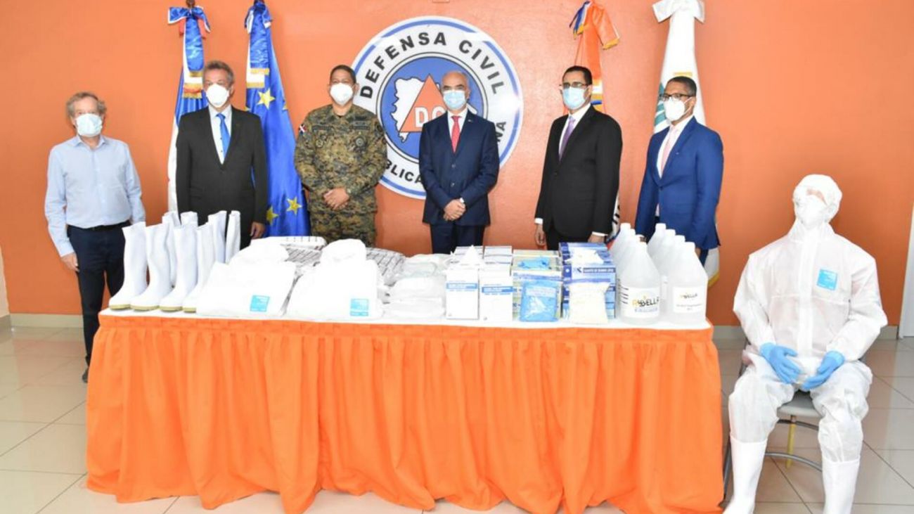 gOBIERNO RECIBE DONACION DEFENSA CIVIL