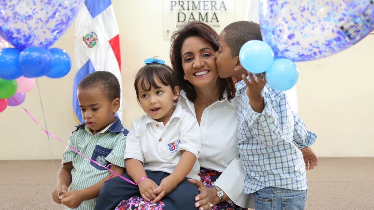 Primera Dama Cándida Montilla de Medina junto a niños del CAID