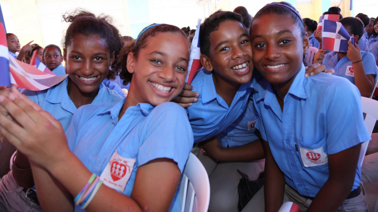 Niños de la escuela básica María Núñez Soriano, en Los Mameyes